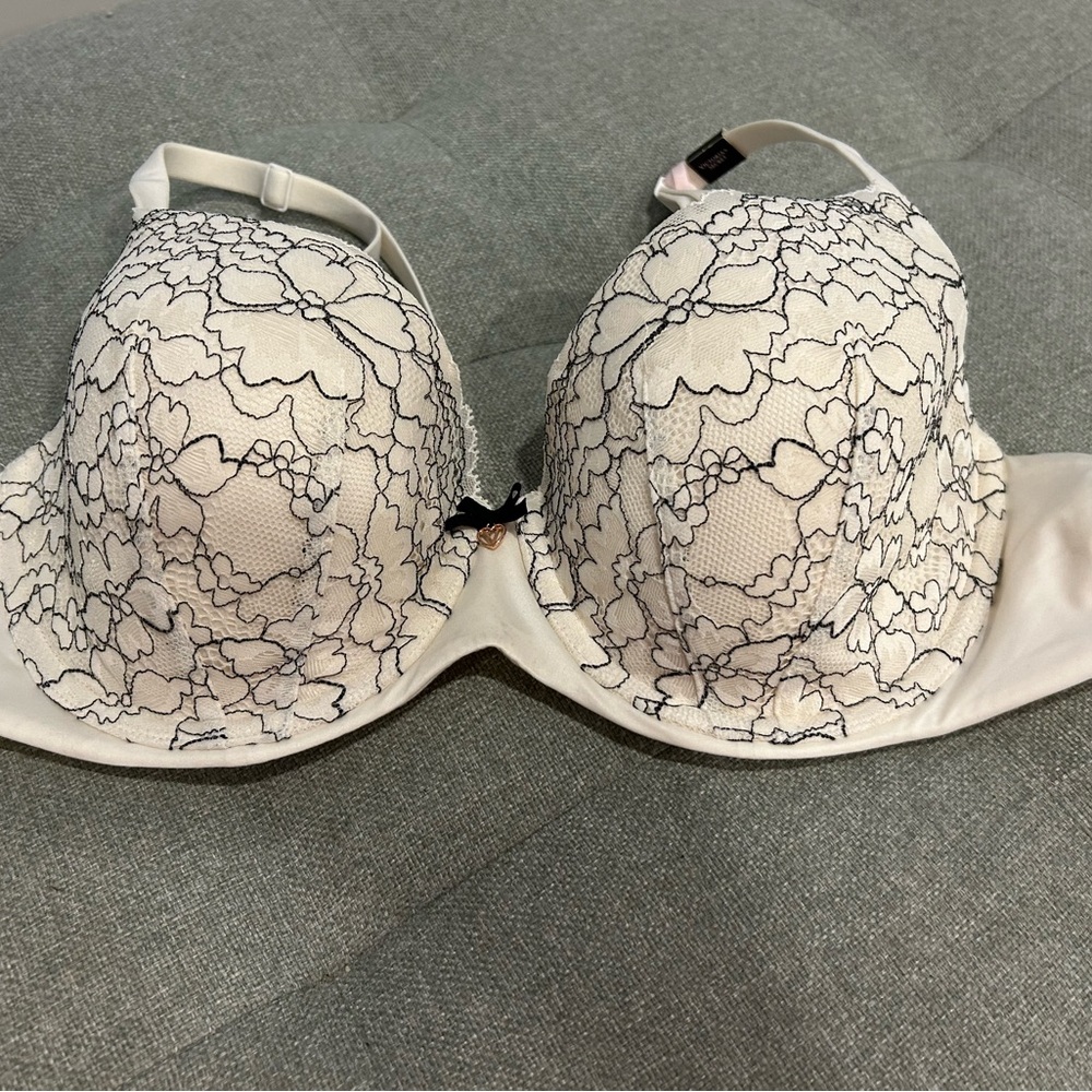 Victoria Secret Underwire Bra - Cream & Black (NWT)